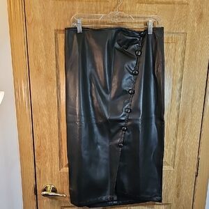 Monroe & Main Elegant Black Buttoned Pencil Skirt